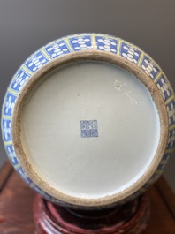 Grand vase de forme 'hu' en porcelaine de Chine doucai-rose &agrave; d&eacute;cor de papillons et d'oiseaux, marque et &eacute;poque de Qianlong