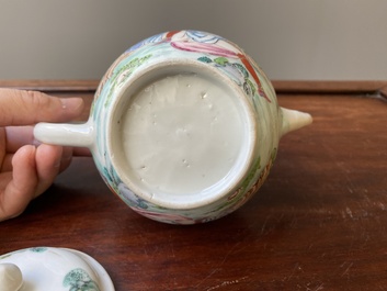 Een zeldzame Chinese famille rose theepot met erotisch decor van een Europese dame, Yongzheng