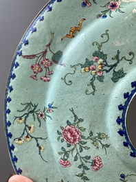 Een grote Chinese warmhoudkom met floraal decor op groene fondkleur in Canton email, 18e eeuw