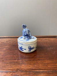 Een Chinese blauw-witte ko-sometsuke wierookbrander voor de Japanse markt met een pijproker op het deksel, Transitie periode