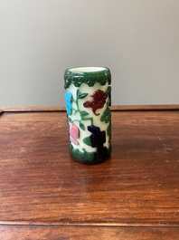 Een Chinese vierkleurige penselenbeker in Peking glas, Qianlong