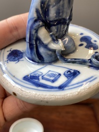 Een Chinese blauw-witte ko-sometsuke wierookbrander voor de Japanse markt met een pijproker op het deksel, Transitie periode