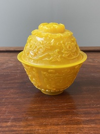 Exceptionnel bol couvert en verre jaune de P&eacute;kin, Chine, marque et &eacute;poque de Qianlong
