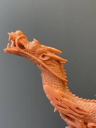 Groupe figurant une Bodhisattva debout et deux dragons en corail rouge, Chine, 19/20&egrave;me
