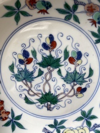 Een Chinees doucai 'sanduo' bord, Chenghua mark, Kangxi