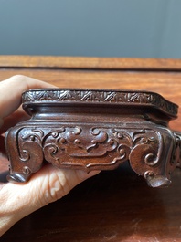 Paire de vases en biscuit &eacute;maill&eacute; verte reposant sur des lions bouddhistes, Chine, Kangxi