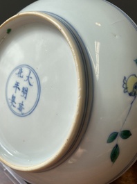Een Chinees doucai 'sanduo' bord, Chenghua mark, Kangxi