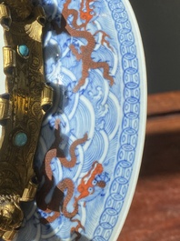 Een paar Chinese schotels met ijzerrood drakendecor op blauw-witte golven, Qianlong merk en periode