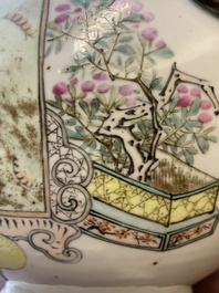 Vase de forme 'hu' en porcelaine de Chine qianjiang cai &agrave; d&eacute;cor d'antiquit&eacute;s, sign&eacute; Xu Pinheng 許品衡, marque de Tongzhi, 19/20&egrave;me