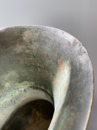 Imposant vase archa&iuml;que en bronze incrust&eacute; d'or et d'argent sur socle en bois inscrit Tao Xiang 陶湘 et Luo Zhenyu 羅振玉, Chine, Song/Ming