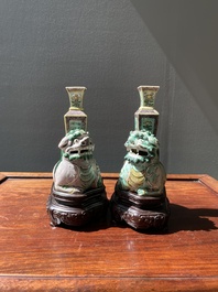Paire de vases en biscuit &eacute;maill&eacute; verte reposant sur des lions bouddhistes, Chine, Kangxi