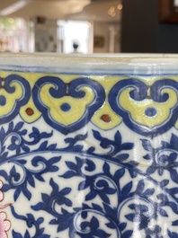 Grand vase de forme 'hu' en porcelaine de Chine doucai-rose &agrave; d&eacute;cor de papillons et d'oiseaux, marque et &eacute;poque de Qianlong