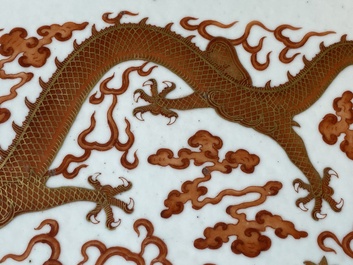 Tr&egrave;s grand plat imp&eacute;rial de forme ovale en porcelaine de Chine &agrave; d&eacute;cor de dragons en rouge de fer et dor&eacute;, marque Ji Xiang Ru Yi 吉祥如意, Guangxu