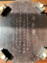 Imposant vase archa&iuml;que en bronze incrust&eacute; d'or et d'argent sur socle en bois inscrit Tao Xiang 陶湘 et Luo Zhenyu 羅振玉, Chine, Song/Ming