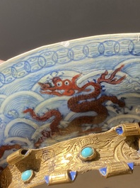 Een paar Chinese schotels met ijzerrood drakendecor op blauw-witte golven, Qianlong merk en periode