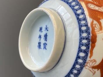 Een paar blauw-witte en ijzerrode 'draken' kommen, Xuantong merk en periode