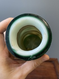 Een Chinese vierkleurige penselenbeker in Peking glas, Qianlong