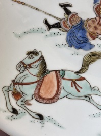 Plat en porcelaine de Chine famille verte &agrave; d&eacute;cor d'un cavalier tombant de son cheval, marque de Chenghua, Kangxi