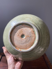 Grand bol en porcelaine de Chine c&eacute;ladon de Longquan &agrave; d&eacute;cor incis&eacute;, Ming