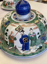 Paire de grands vases couverts en porcelaine de Chine famille verte, Kangxi