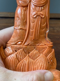 Groupe figurant Guanyin avec un gar&ccedil;on sur une fleur de lotus en corail rouge, Chine, 19/20&egrave;me