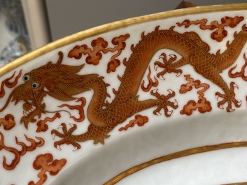 Tr&egrave;s grand plat imp&eacute;rial de forme ovale en porcelaine de Chine &agrave; d&eacute;cor de dragons en rouge de fer et dor&eacute;, marque Ji Xiang Ru Yi 吉祥如意, Guangxu