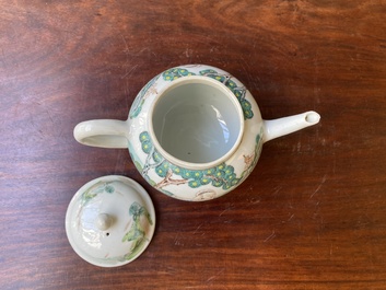 Een zeldzame Chinese famille rose theepot met erotisch decor van een Europese dame, Yongzheng