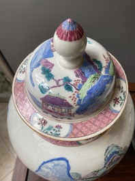 Paire de vases couverts en porcelaine de Chine famille rose &agrave; d&eacute;cor de paysages montagneux, Yongzheng