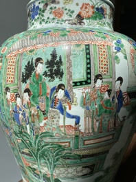Paire de grands vases couverts en porcelaine de Chine famille verte, Kangxi