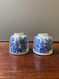 Paire de pots &agrave; eau en forme de cloche en porcelaine de Chine en bleu et blanc, Kangxi