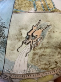 Vase de forme 'hu' en porcelaine de Chine qianjiang cai &agrave; d&eacute;cor d'antiquit&eacute;s, sign&eacute; Xu Pinheng 許品衡, marque de Tongzhi, 19/20&egrave;me
