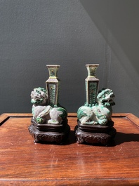 Paire de vases en biscuit &eacute;maill&eacute; verte reposant sur des lions bouddhistes, Chine, Kangxi