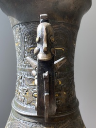 Imposant vase archa&iuml;que en bronze incrust&eacute; d'or et d'argent sur socle en bois inscrit Tao Xiang 陶湘 et Luo Zhenyu 羅振玉, Chine, Song/Ming