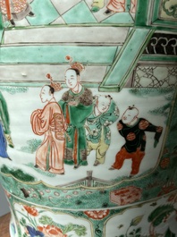Paire de grands vases couverts en porcelaine de Chine famille verte, Kangxi