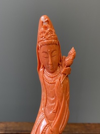 Groupe figurant Guanyin avec un gar&ccedil;on sur une fleur de lotus en corail rouge, Chine, 19/20&egrave;me