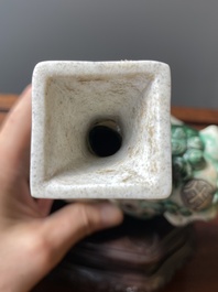 Paire de vases en biscuit &eacute;maill&eacute; verte reposant sur des lions bouddhistes, Chine, Kangxi