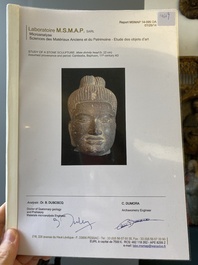 T&ecirc;te d'Uma en gr&egrave;s gris poli, art khmer, style Baphuon, &eacute;poque d'Angkor, le Cambodge, 11&egrave;me