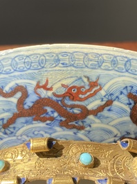 Een paar Chinese schotels met ijzerrood drakendecor op blauw-witte golven, Qianlong merk en periode