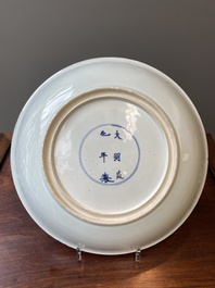 Plat en porcelaine de Chine famille verte &agrave; d&eacute;cor d'un cavalier tombant de son cheval, marque de Chenghua, Kangxi
