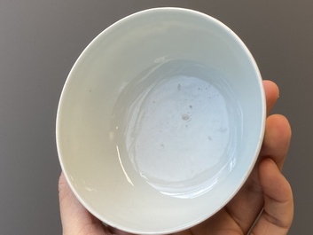 Een paar blauw-witte en ijzerrode 'draken' kommen, Xuantong merk en periode
