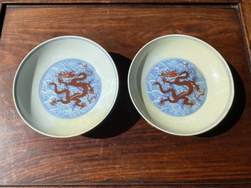 Een paar Chinese schotels met ijzerrood drakendecor op blauw-witte golven, Qianlong merk en periode