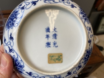 Drie Chinese blauw-witte borden met lotusslingers, Guangxu merk en periode