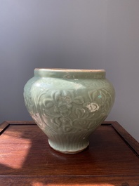 Vase en porcelaine de Chine c&eacute;ladon de Longquan &agrave; d&eacute;cor floral, Ming