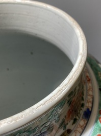Paire de grands vases couverts en porcelaine de Chine famille verte, Kangxi
