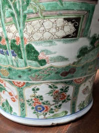 Paire de grands vases couverts en porcelaine de Chine famille verte, Kangxi