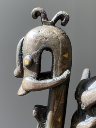 Imposant vase archa&iuml;que en bronze incrust&eacute; d'or et d'argent sur socle en bois inscrit Tao Xiang 陶湘 et Luo Zhenyu 羅振玉, Chine, Song/Ming