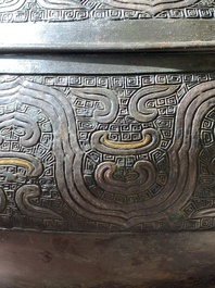 Imposant vase archa&iuml;que en bronze incrust&eacute; d'or et d'argent sur socle en bois inscrit Tao Xiang 陶湘 et Luo Zhenyu 羅振玉, Chine, Song/Ming