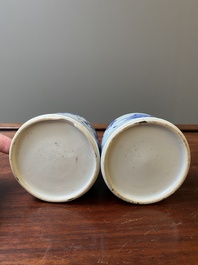 Paire de pots &agrave; eau en forme de cloche en porcelaine de Chine en bleu et blanc, Kangxi