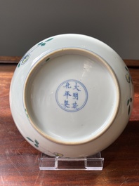 Een Chinees doucai 'sanduo' bord, Chenghua mark, Kangxi