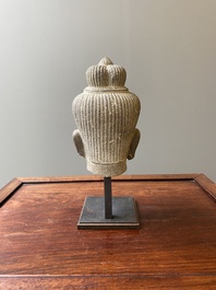 T&ecirc;te d'Uma en gr&egrave;s gris poli, art khmer, style Baphuon, &eacute;poque d'Angkor, le Cambodge, 11&egrave;me